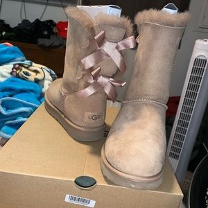 On hold do NOT buy !  Bailey bow II fawn uggs
